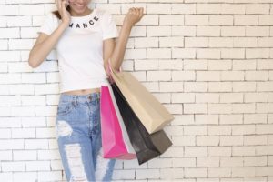 アメリカで買い物をする際に気を付けるべきポイントは？チップ文化や英会話、お買い物スポットを解説！